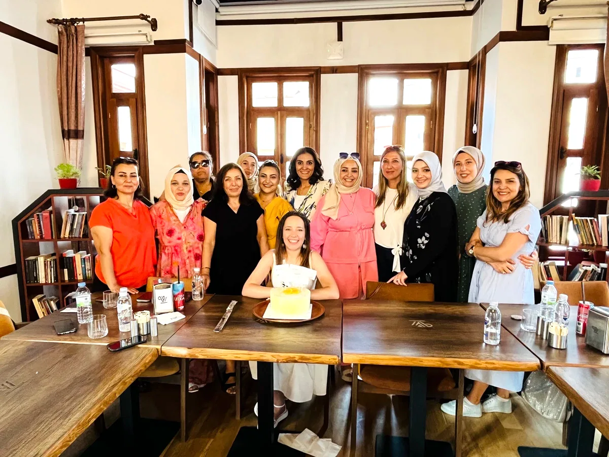 Ulucanlar Diş Hastanesi Arkadaşlarından Beyza Hanım’a Özel Kutlama