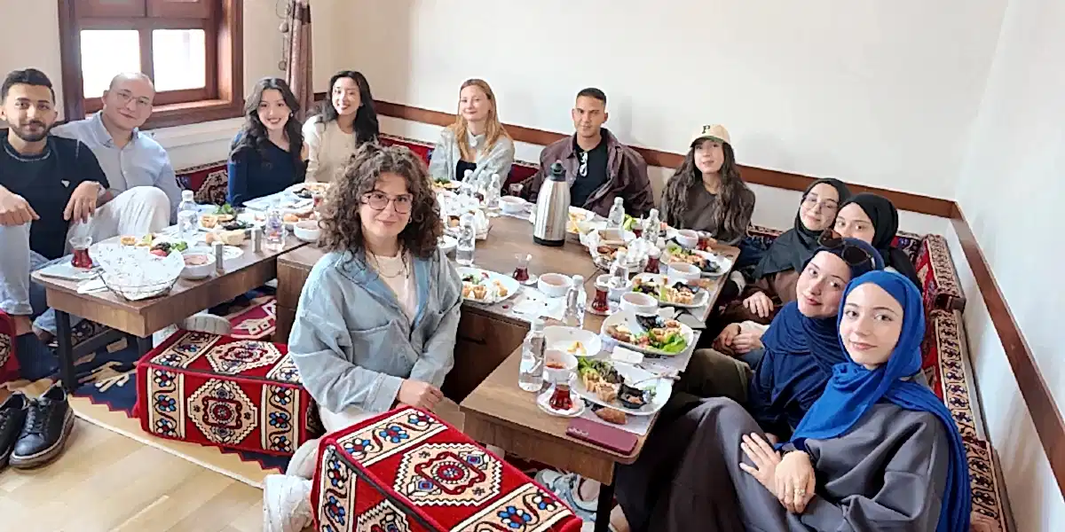 Medipol Üniversitesi Dil Konuşma Topluluğu Vitalen Cafe’de Buluştu